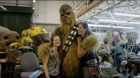 Wookiee Hugs | The Force Awakens Bonus Features_peliplat