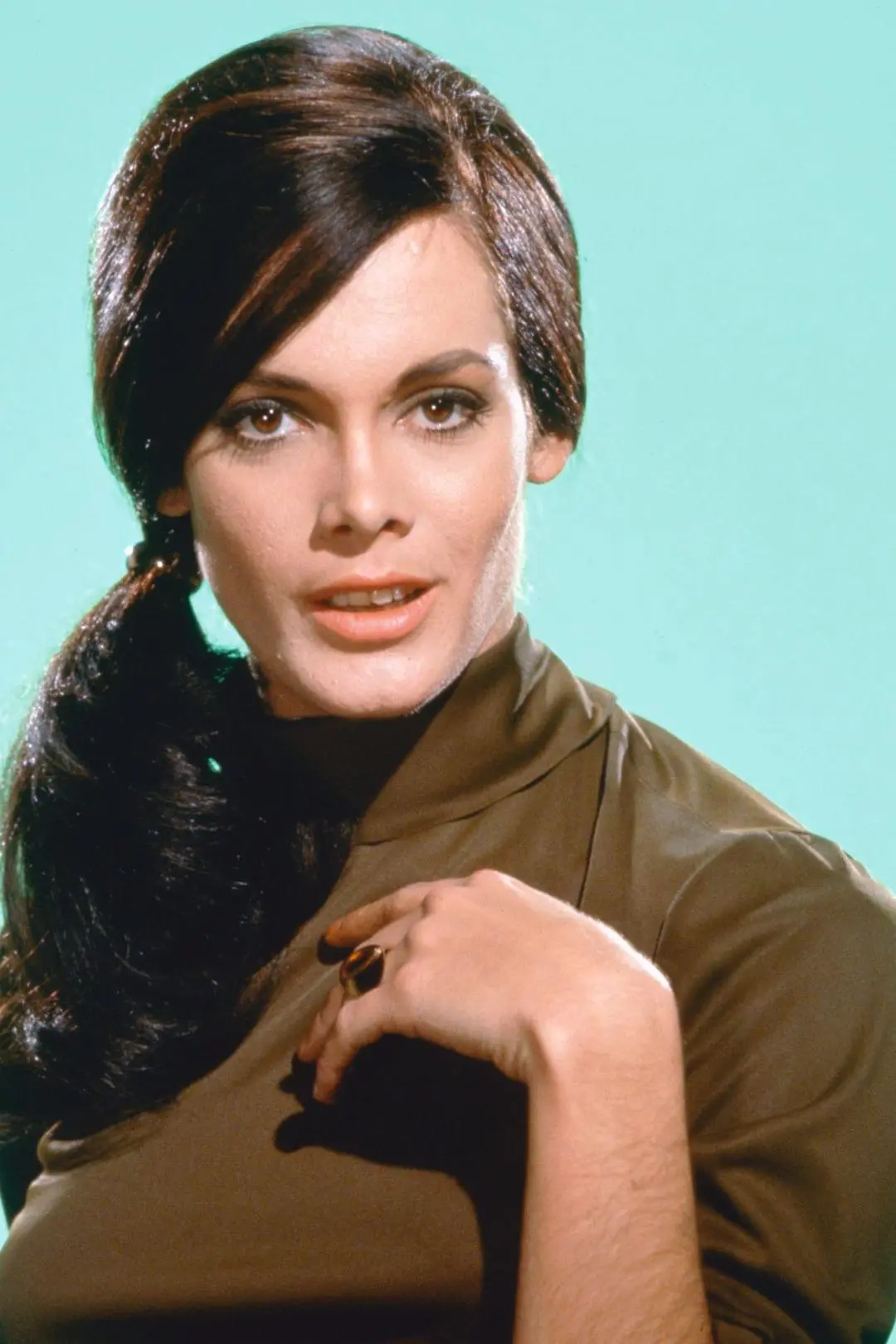 Martine Beswick_peliplat