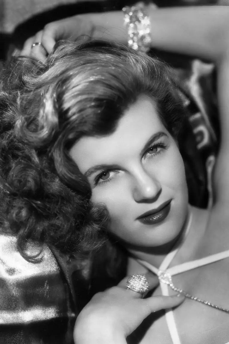 Corinne Calvet_peliplat