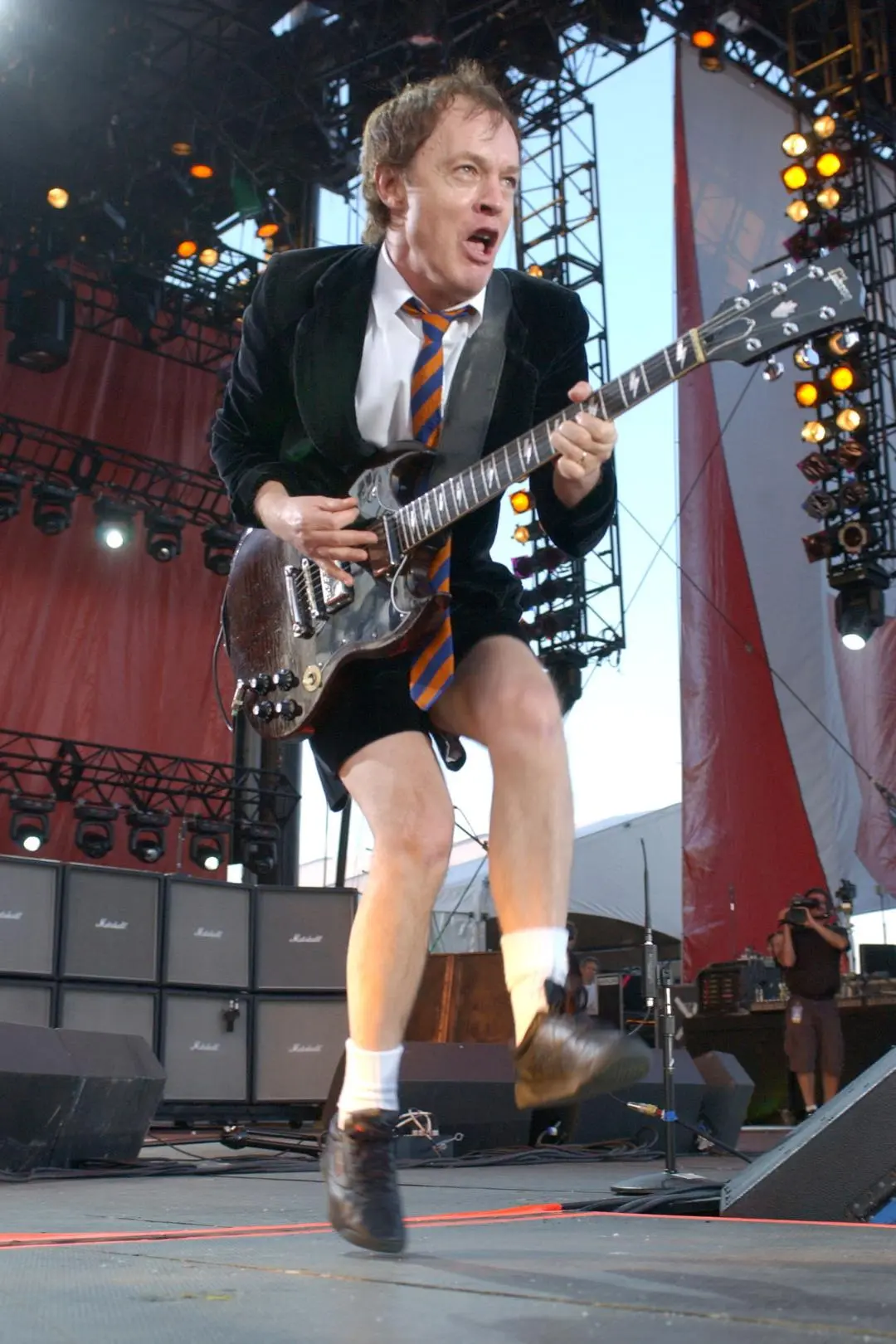 Angus Young_peliplat