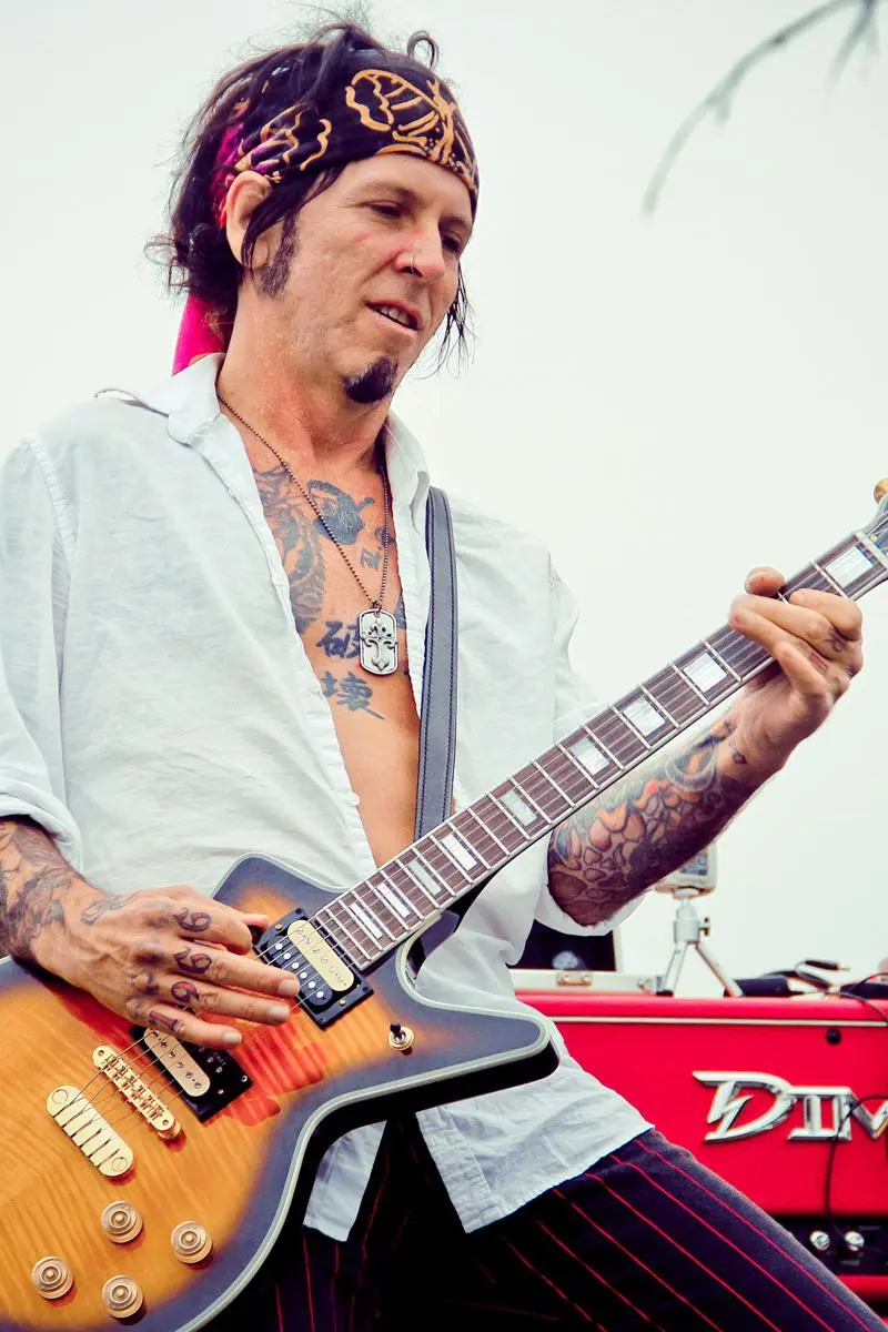 Tracii Guns_peliplat