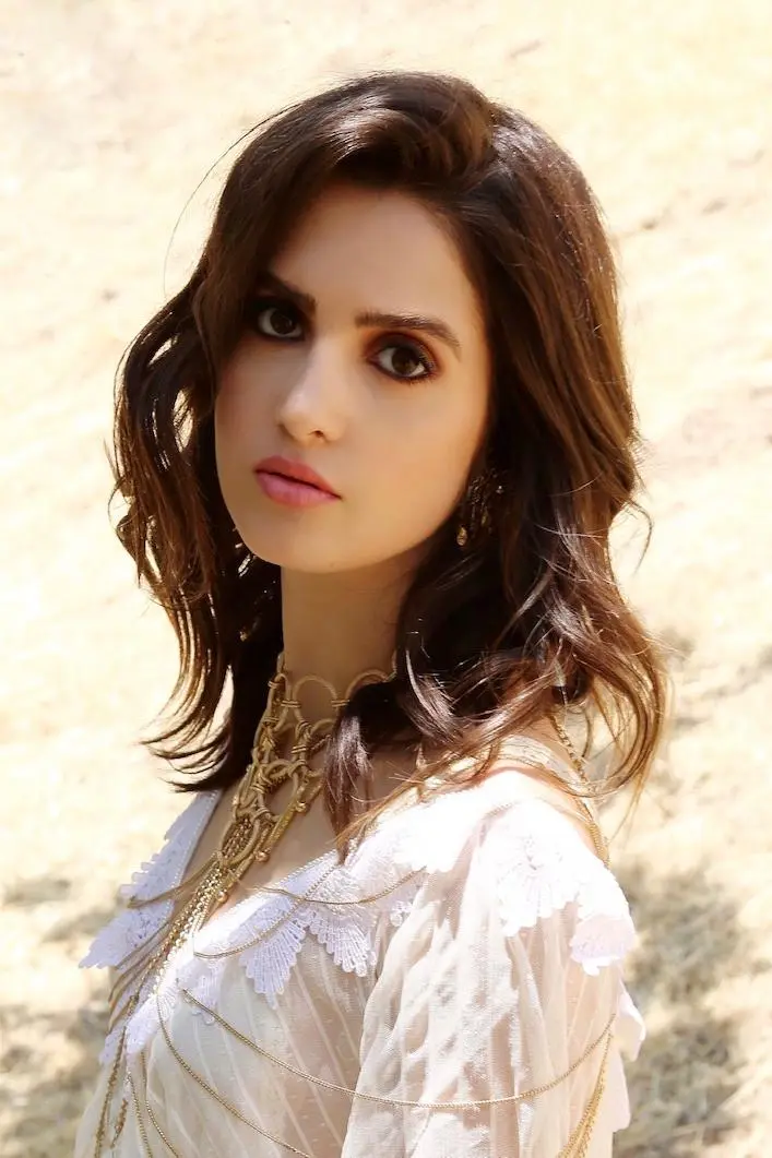 Laura Marano_peliplat