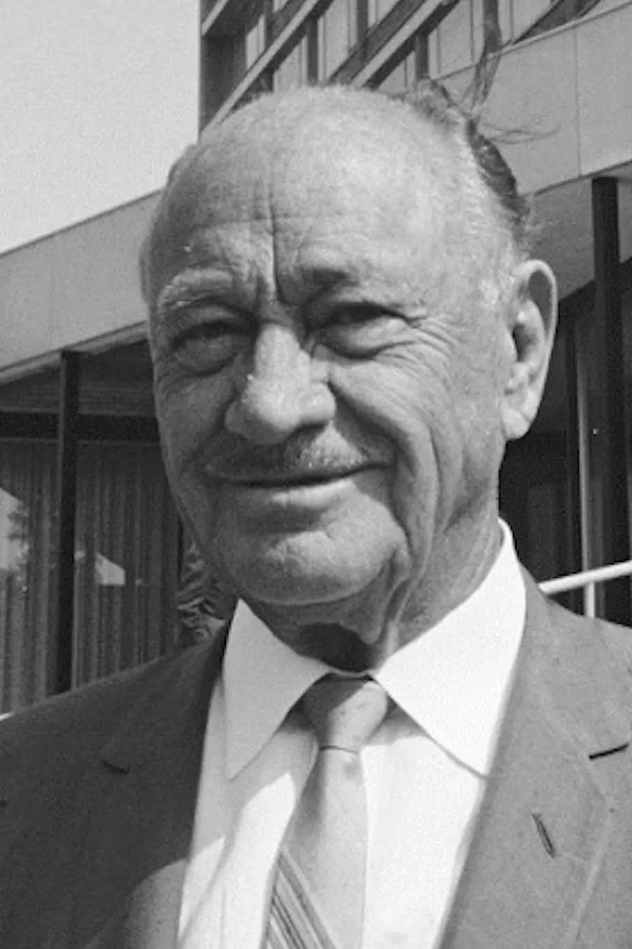 Conrad Hilton_peliplat