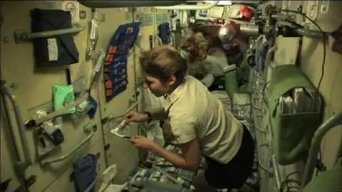 Space Tourists - Trailer (1:46)_peliplat