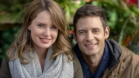 Preview - The Christmas Cottage starring Merritt Patterson & Steve Lund - Hallmark Channel_peliplat