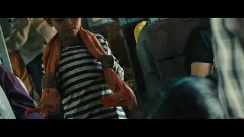 SLUMDOG MILLIONAIRE Film Clip - The Boys On A Train_peliplat