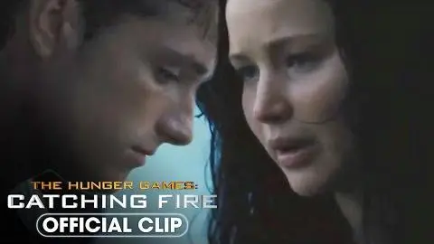 Katniss and Peeta Kiss On the Beach | The Hunger Games: Catching Fire_peliplat