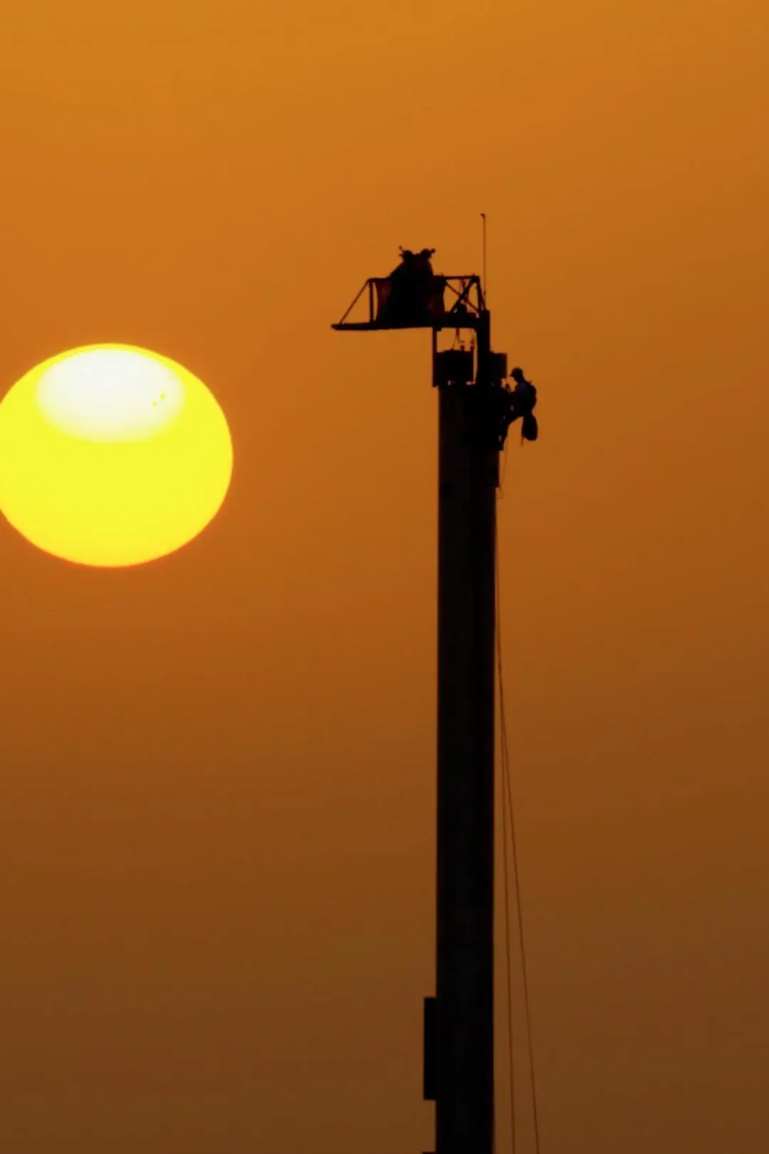 Burj Khalifa Pinnacle Base Jump_peliplat