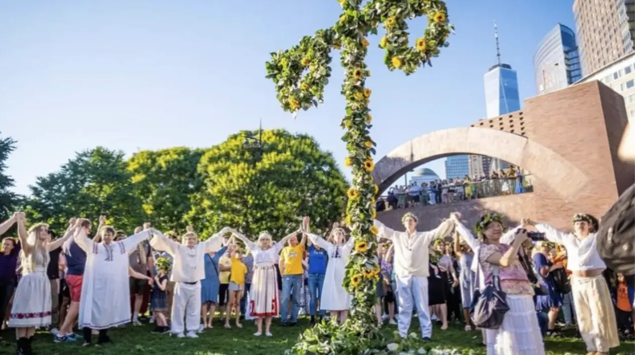 Midsommar: Bailando bajo el Palo de Mayo_peliplat