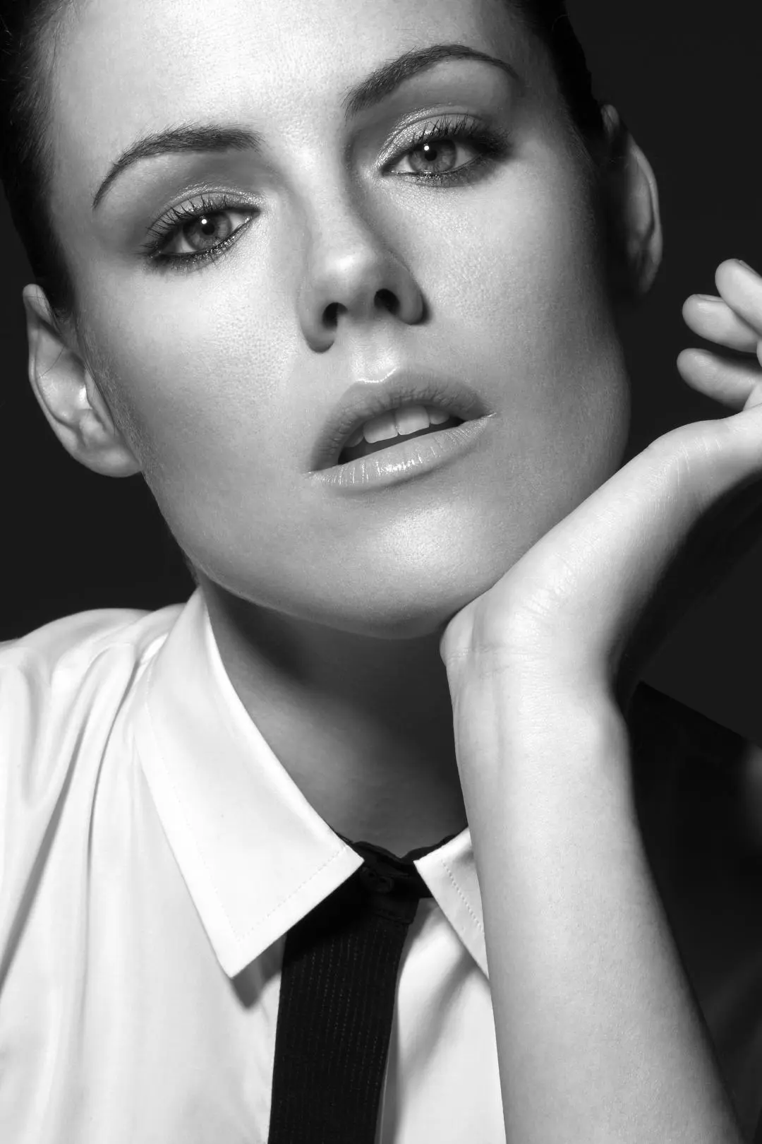 Kathleen Robertson_peliplat