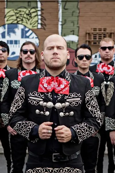 Mariachi El Bronx_peliplat