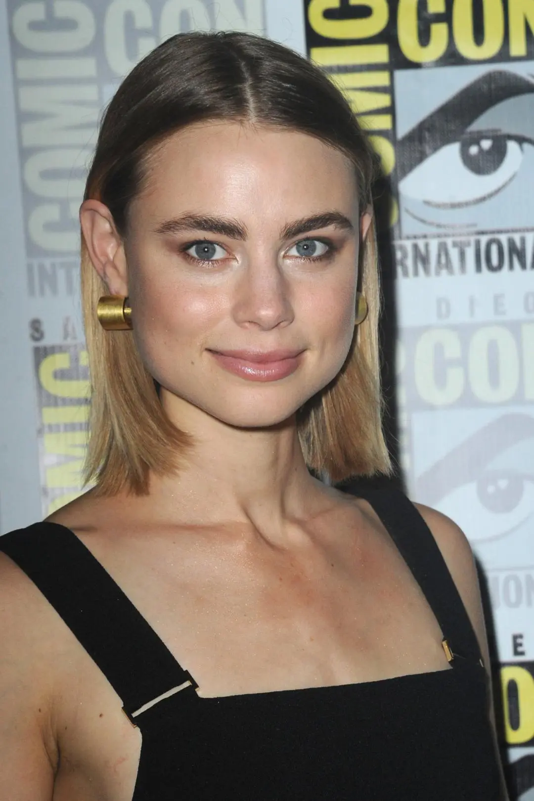 Lucy Fry_peliplat