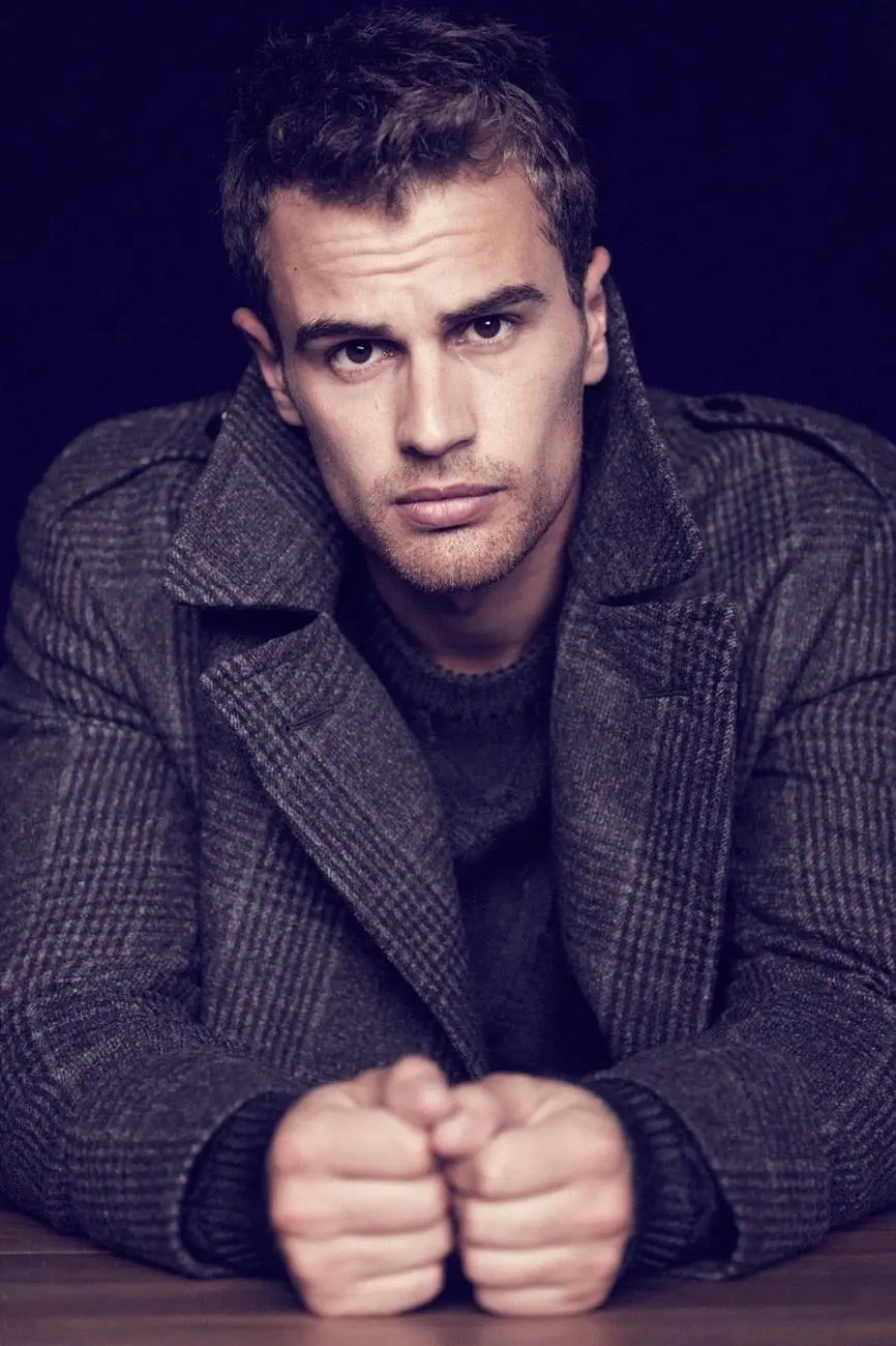 Theo James_peliplat