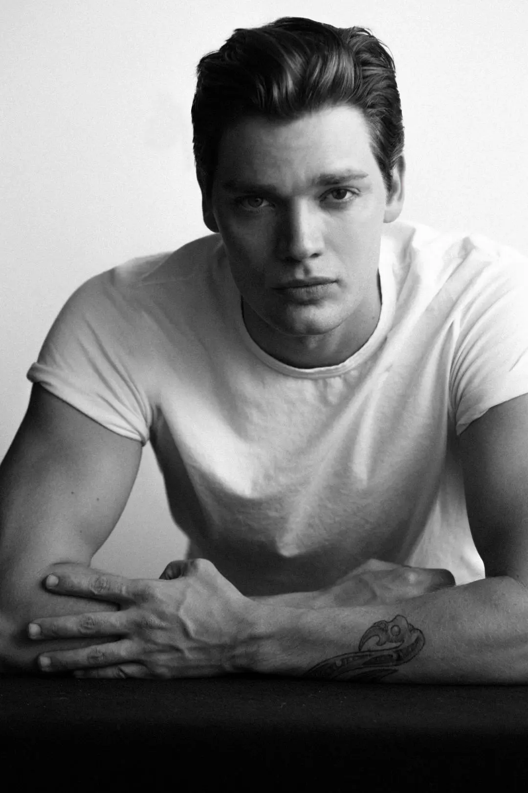 Dominic Sherwood_peliplat