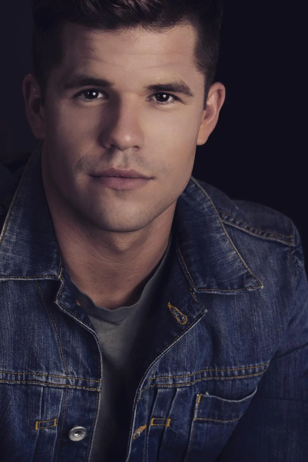 Charlie Carver_peliplat