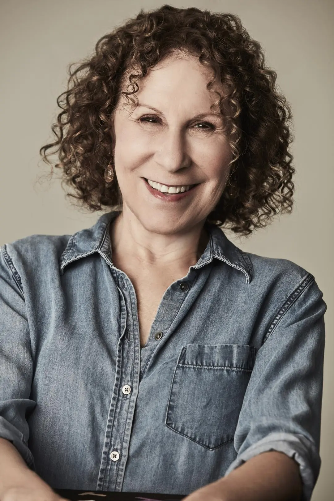 Rhea Perlman_peliplat