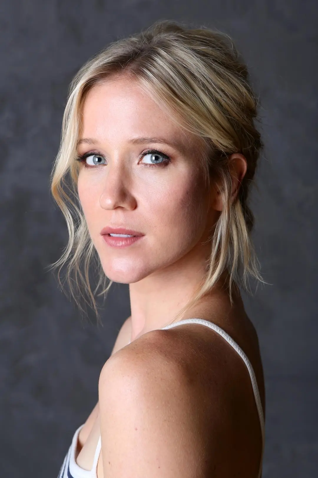 Jessy Schram_peliplat