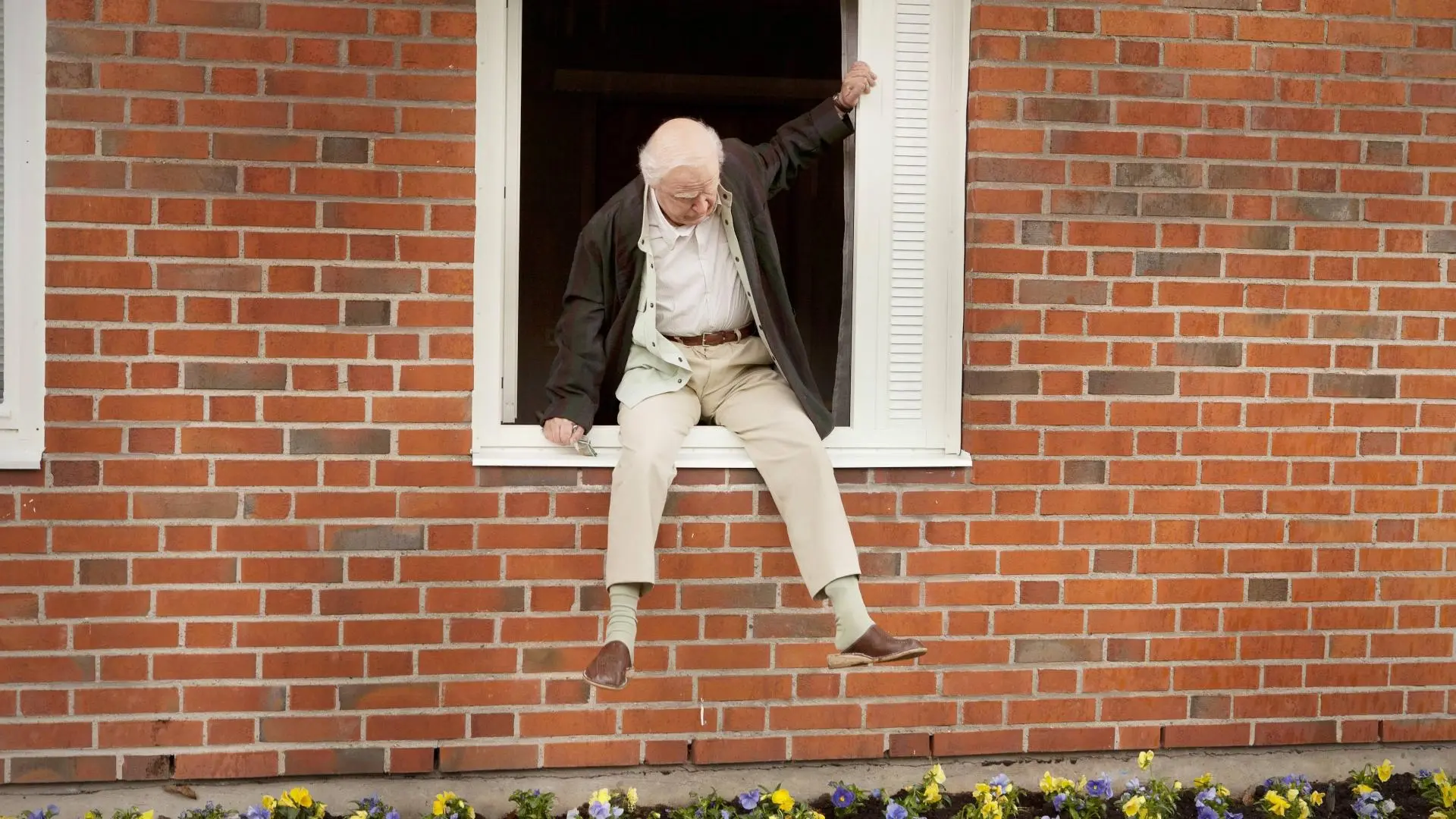 The 100 Year-Old Man Who Climbed Out the Window and Disappeared_peliplat