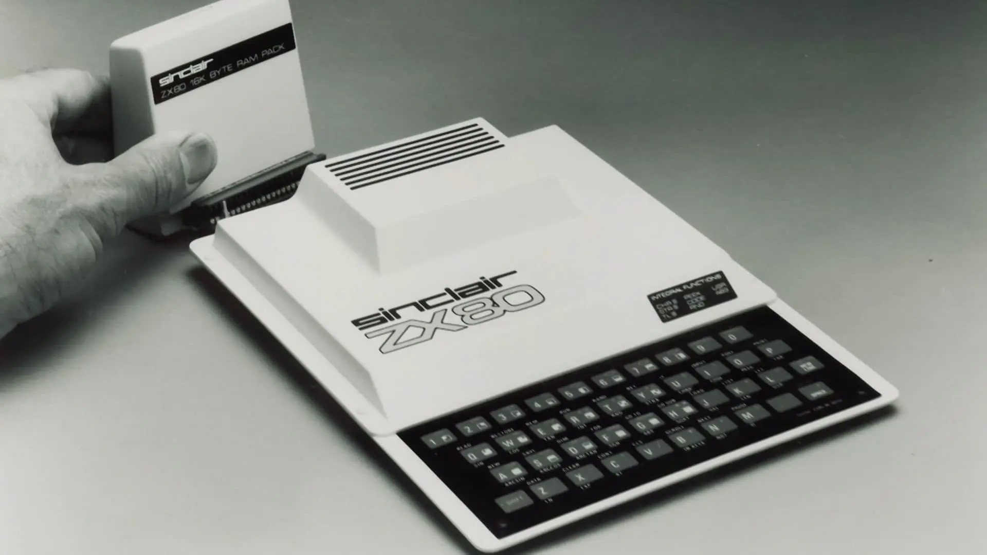 8 Bit Generation: The Commodore Wars_peliplat