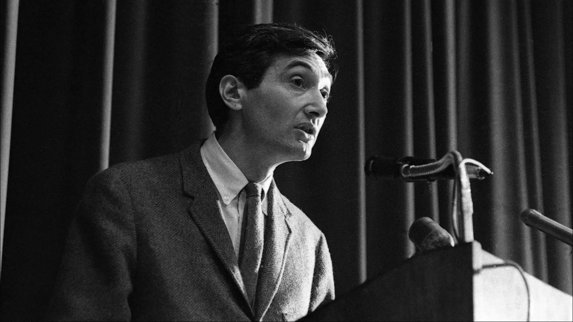 Howard Zinn: You Can't Be Neutral on a Moving Train_peliplat