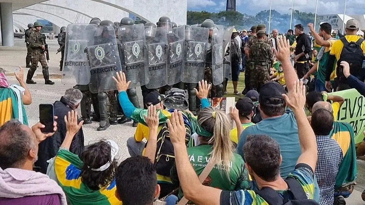 No Céu da Pátria Nesse Instante_peliplat