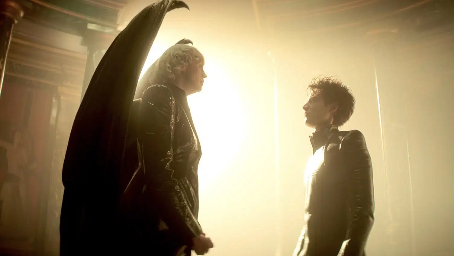 Gwendoline Christie como Lucifer y Tom Sturridge como Dream en The Sandman, de Netflix