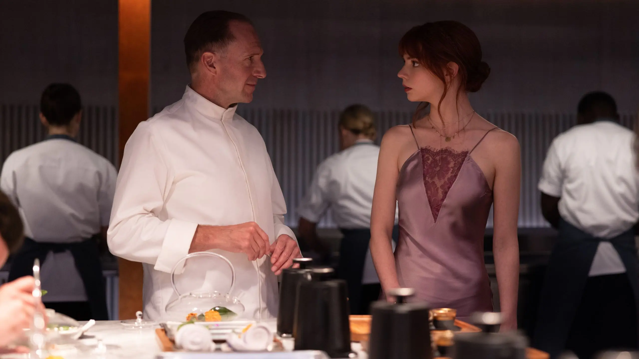 Así lucen Anya Taylor-Joy y Ralph Fiennes en el primer vistazo de “The Menu” - Infobae