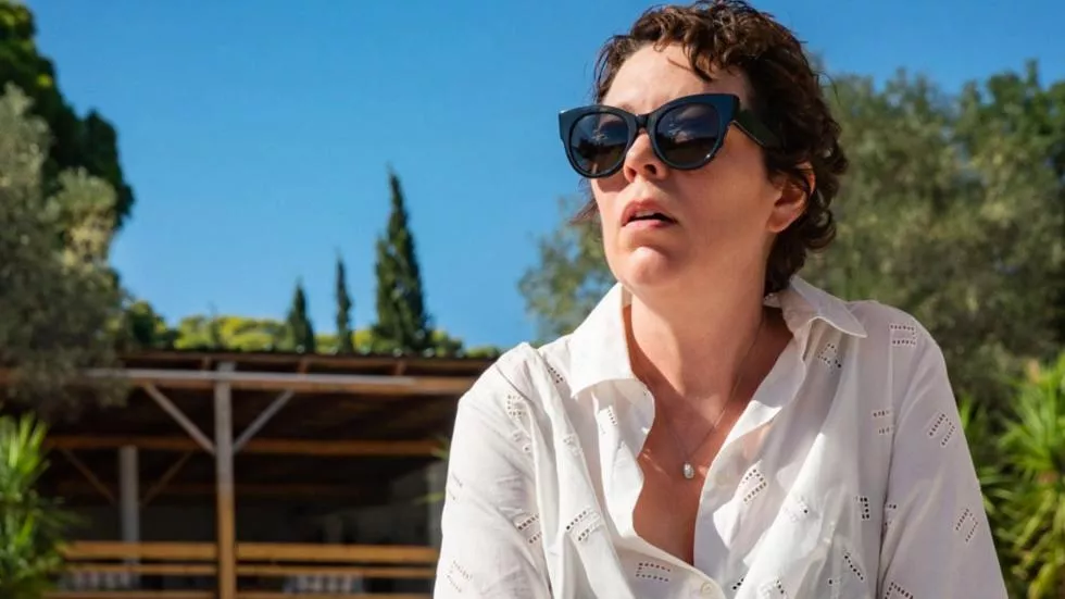 Crítica de La hija oscura, adaptación de la novela de Elena Ferrante que  supone un magnífico debut de Maggie Gyllenhaal en la dirección |  Hobbyconsolas