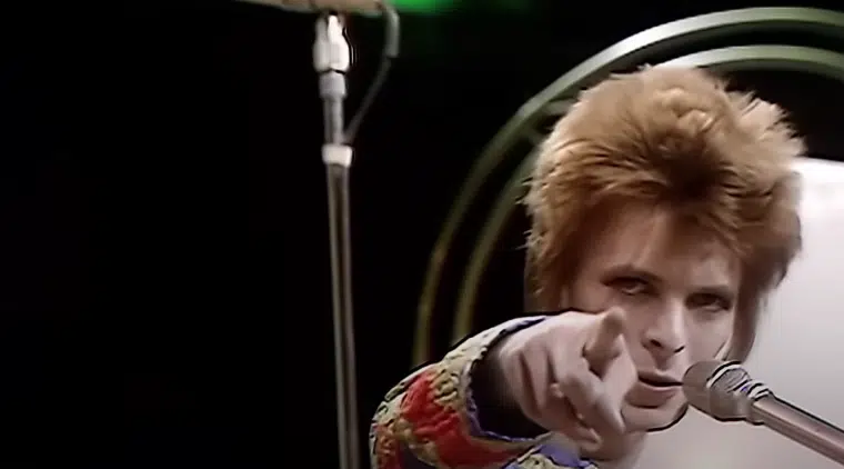 El día que David Bowie cambió la historia de la música con un dedo |  Radiónica