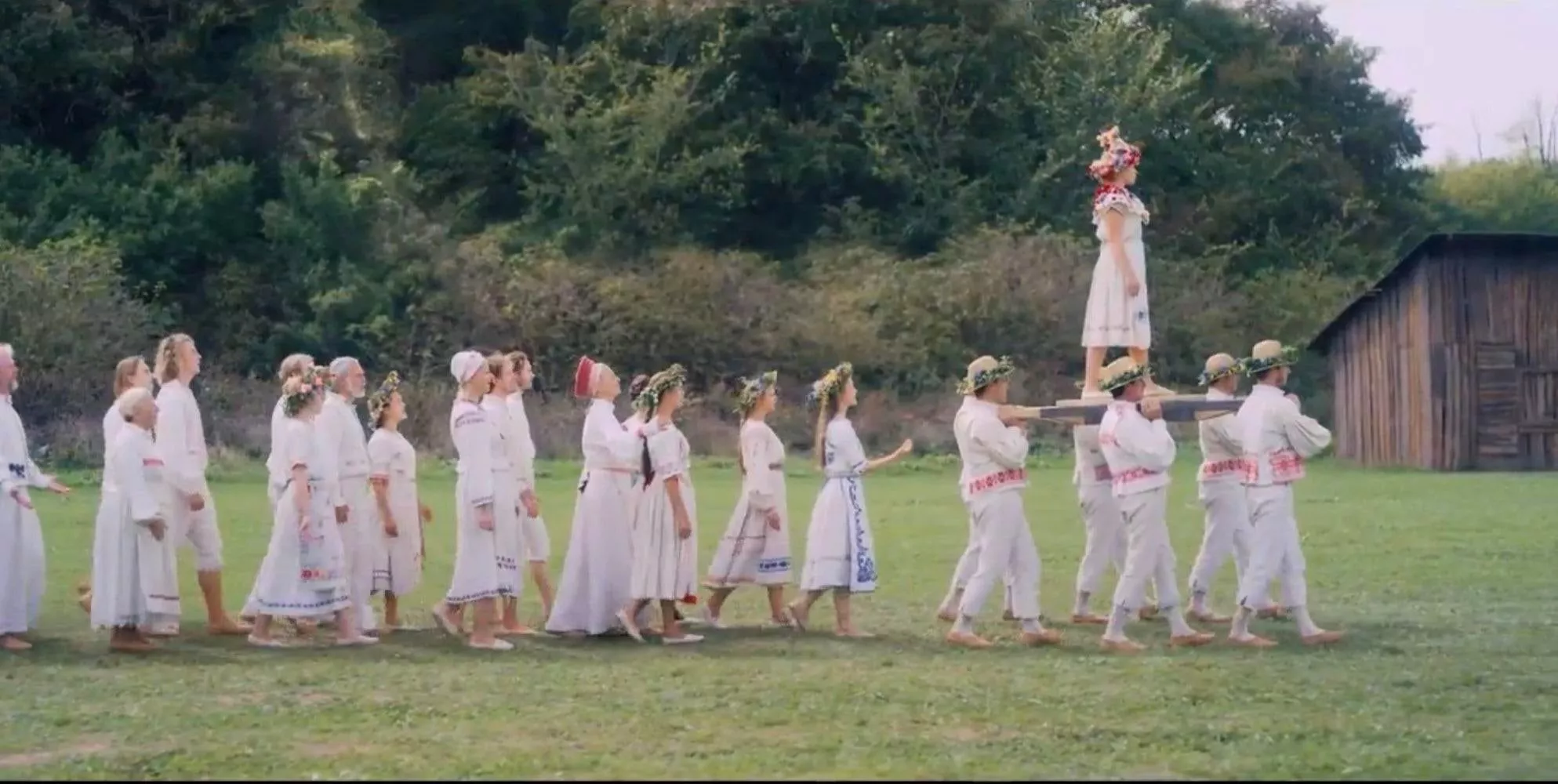 Midsommar' y las caras ocultas entre los árboles
