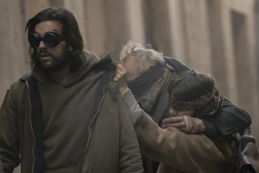 Sebastián y dos de sus compañeros caminando afuera a ciegas