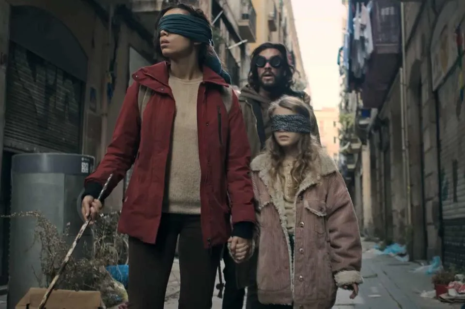 Claire, Sophia y Sebastián caminando por Barcelona con los ojos vendados