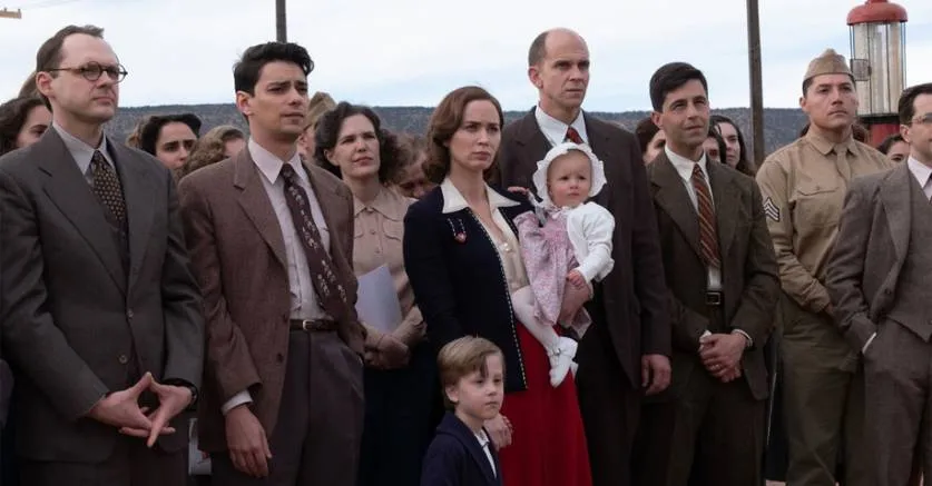 A equipe de Los Alamos - à esquerda, Christopher Denham como Klaus Fuchs (Reprodução)
