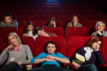 Grupo De Gente Aburrida Viendo Película En El Cine Fotos, Retratos,  Imágenes Y Fotografía De Archivo Libres De Derecho. Image 18191987.