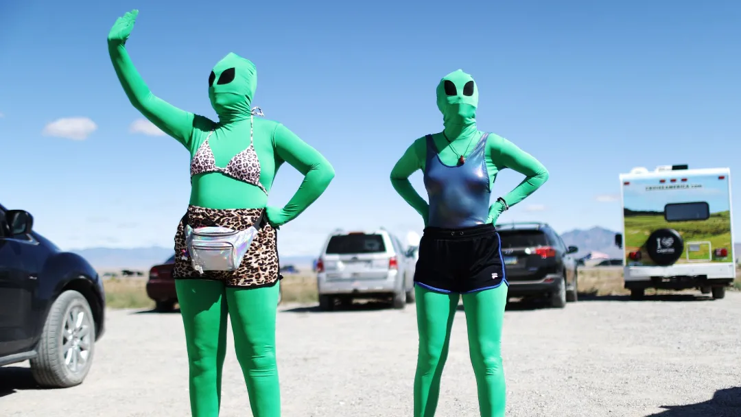 Dos 'extraterrestres' en el área 51.