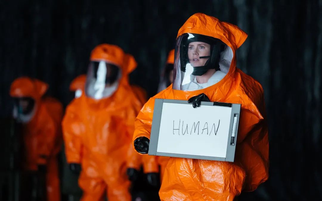 Amy Adams intenta comunicarse con los Heptapods en La llegada.