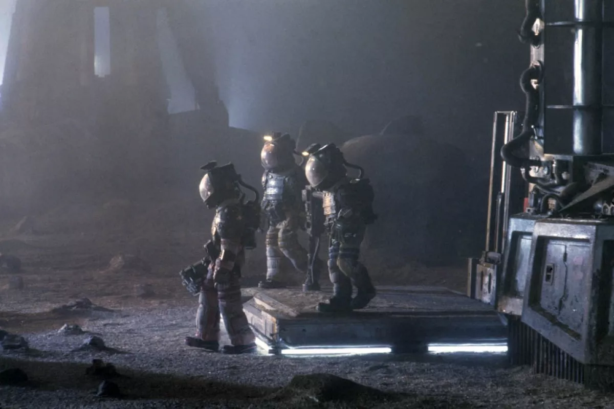 Crew discovering Alien
