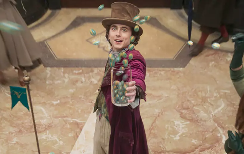 Timothee Chalamet parece enloquecido mientras lanza caramelos voladores al aire.