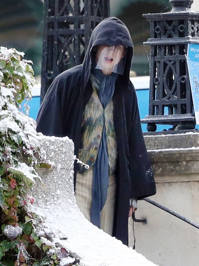 Timothee Chalamet con una capa y un protector facial de plástico en el set de Wonka.