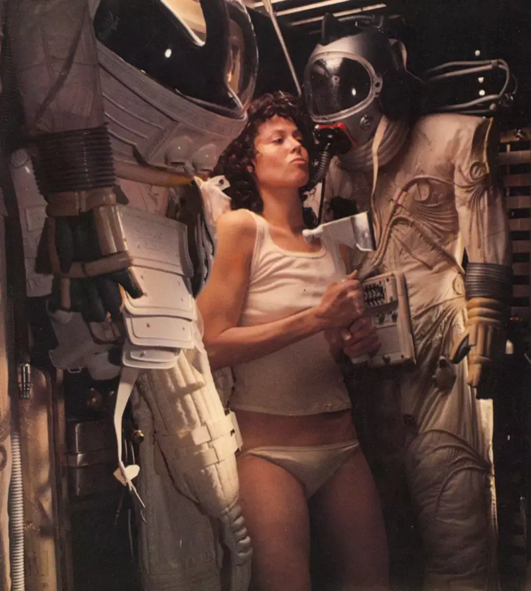 Ripley escondiéndose del Xenomorfo.