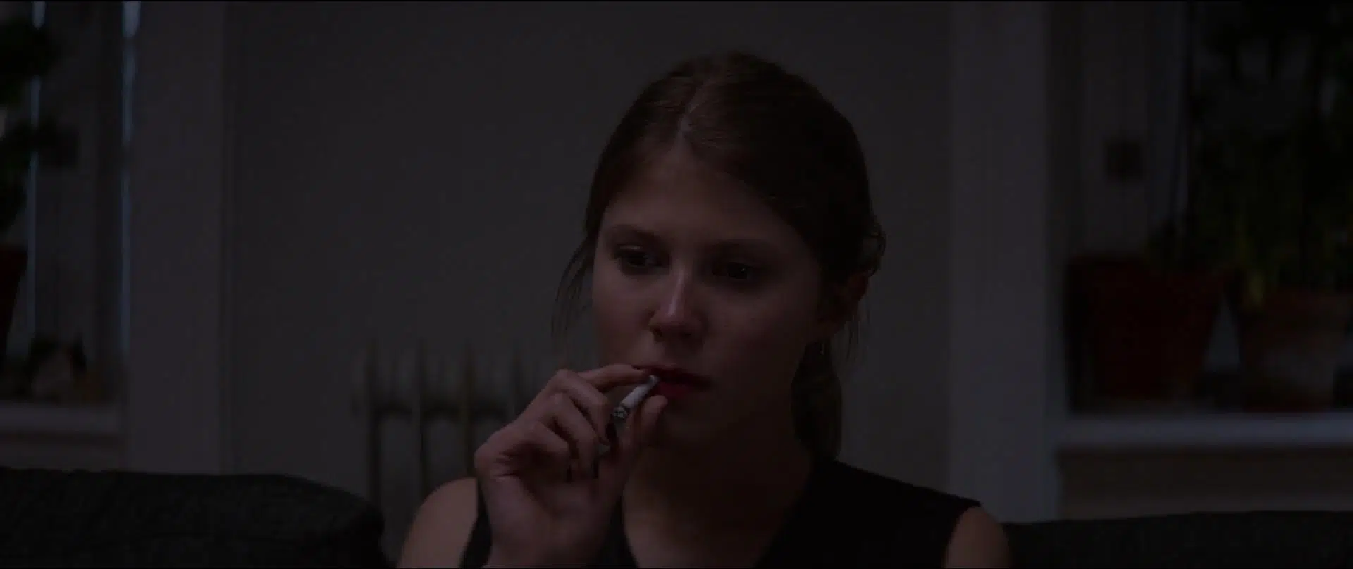Thelma fuma lo que luego descubre que era solo un cigarrillo normal.
