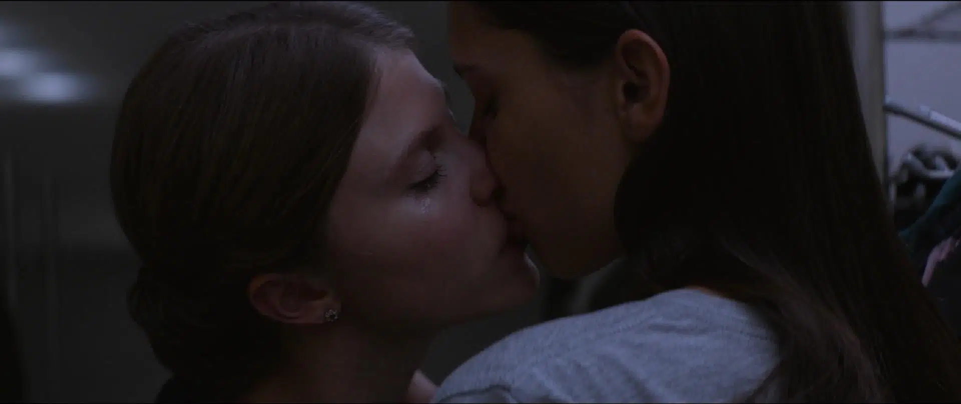 Thelma, interpretada por Eili Harboe, y Anja, interpretada por Kaya Wilkins, compartiendo un beso que lo cambia todo.