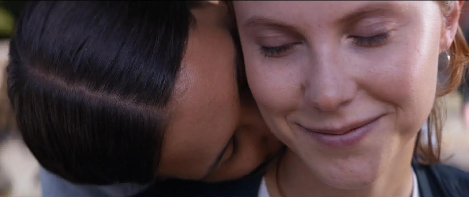 Thelma parece estar gostando do carinho, mas e Anja?