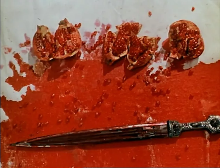 Las granadas del título, enmarcadas con un cuchillo. No existe un significado 