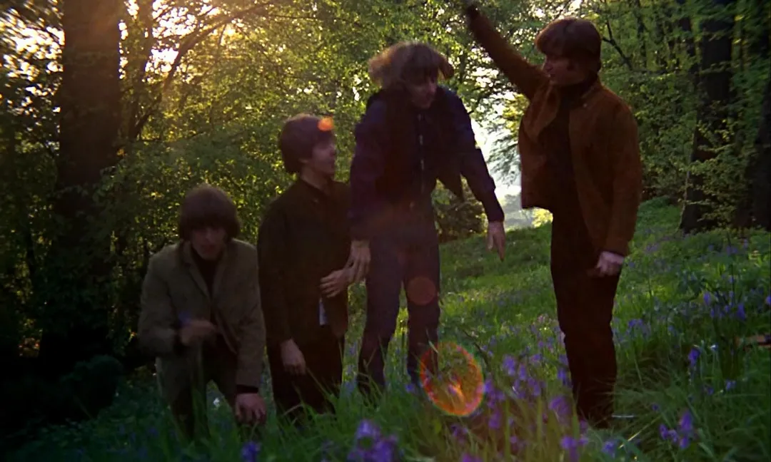 Que John, Paul, George y Ringo fueran solo pequeños chicos raros en ese momento, eso no es culpa del director.