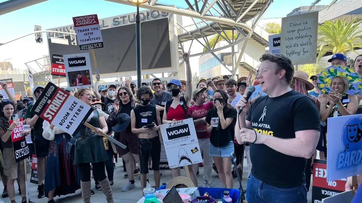 Brennan Lee Mulligan hosting a Dungeons and Dragons game during the strikes.