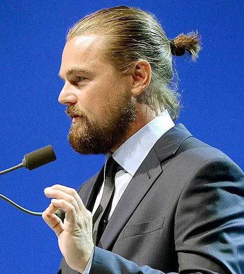 Best Celebrity Man Buns - Us Weekly | Chignon pour homme, Style hipster,  Leonardo dicaprio