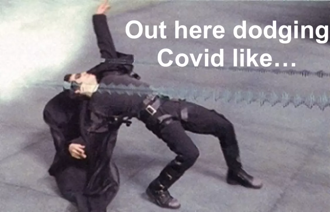 Aquí esquivando al Covid como..