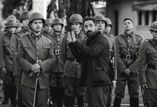 Foto en blanco y negro de un grupo de personas con uniforme militar

Descripción generada automáticamente