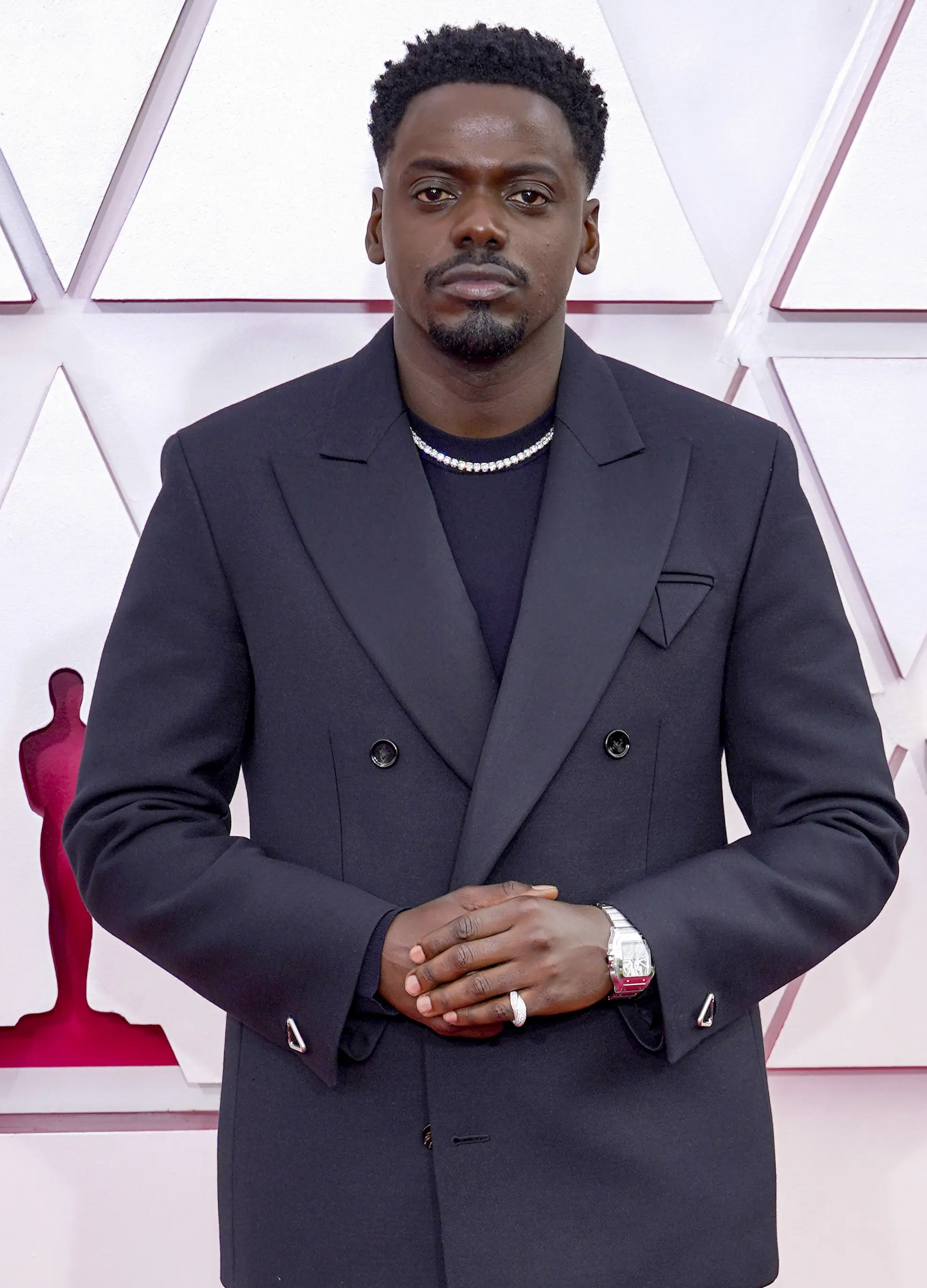 Daniel Kaluuya adds sparkle to his suit at the 2021 Oscars